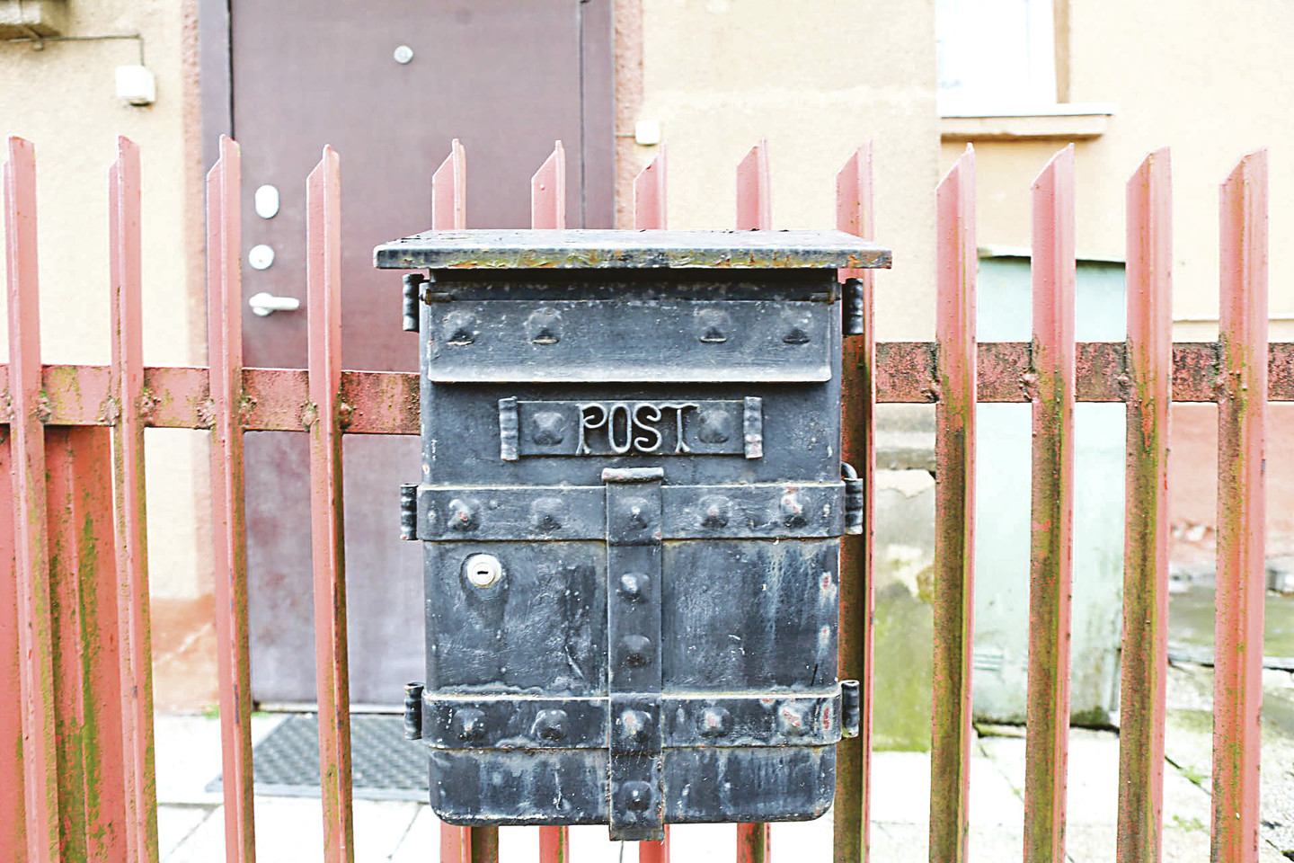 Ant vieno Šermuonėlių gatvės namo tvoros pūpso didelė metalinė pašto dėžė, kurią kauniečiai įsigijo turgavietėje.<br>G.Bitvinsko nuotr.