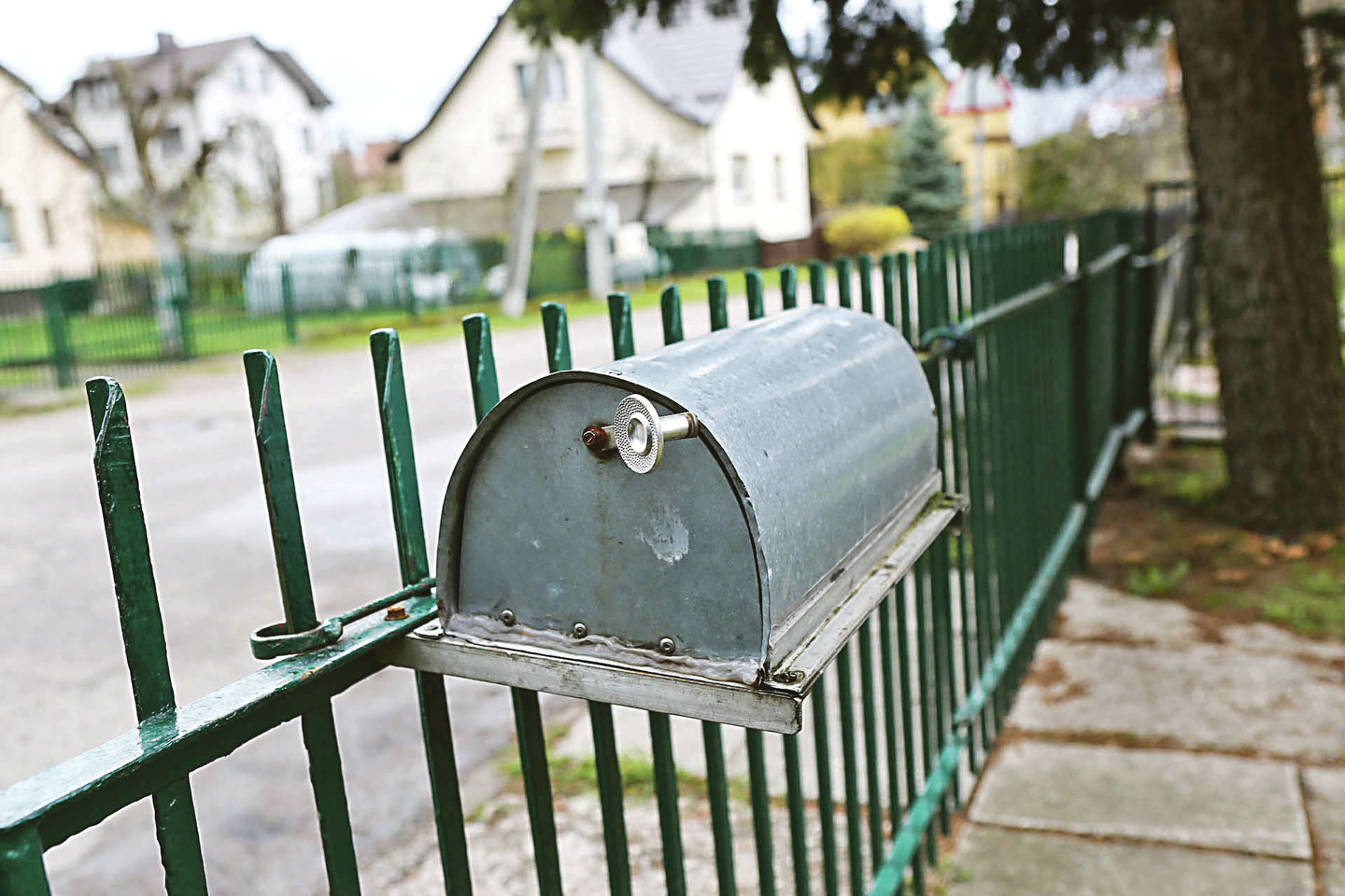 Voveraičių gatvės gyventojai naudojasi pailgomis iš skardos pagamintomis pašto dėžutėmis su lenktais stogais ir priekyje įtaisytomis durimis.<br>G.Bitvinsko nuotr.