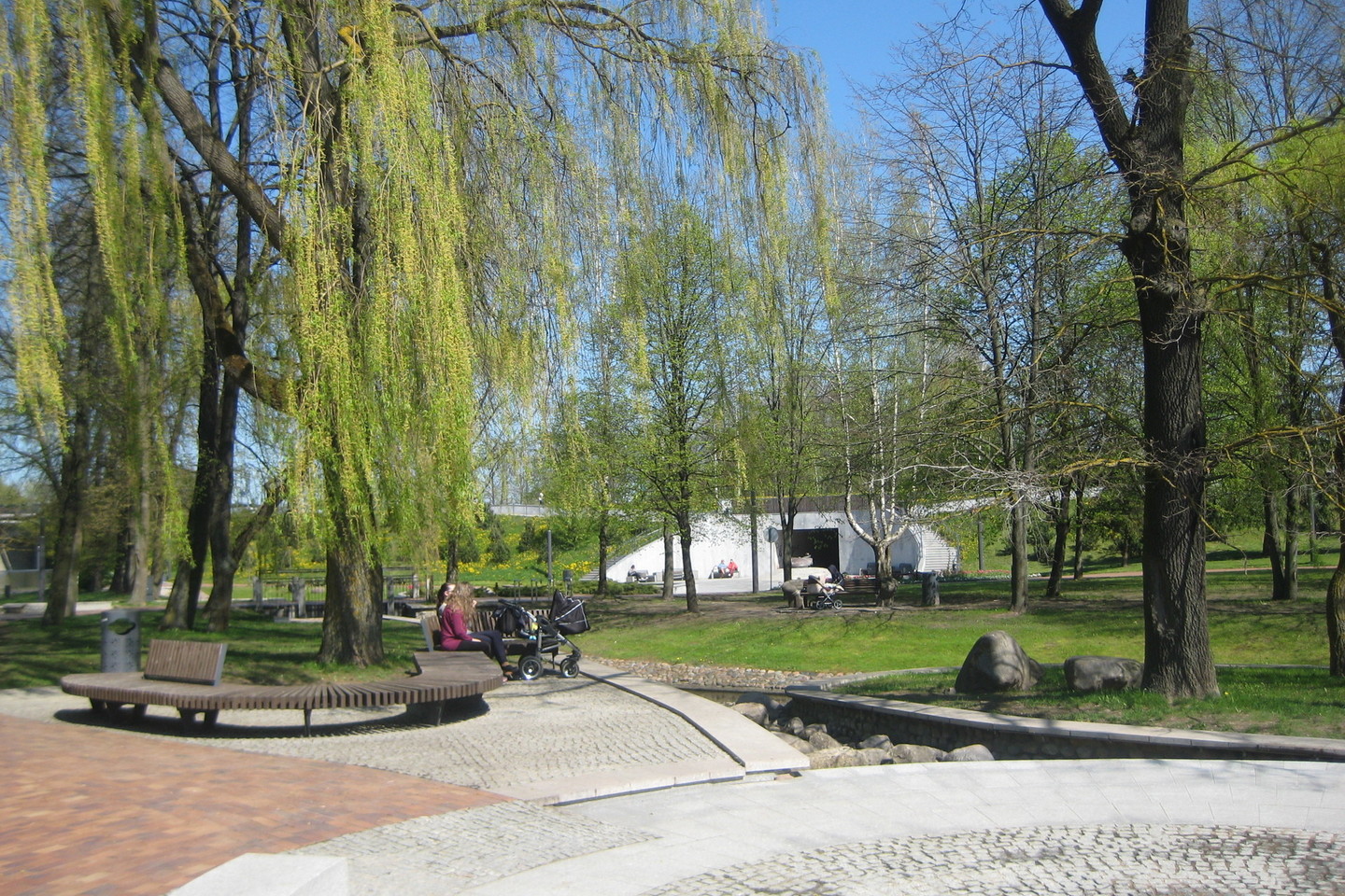 Prieš kelerius metus rekonstruotu Poezijos parku didžiuojasi marijampoliečiai, žavisi miesto svečiai.<br>L.Juodzevičienės nuotr.