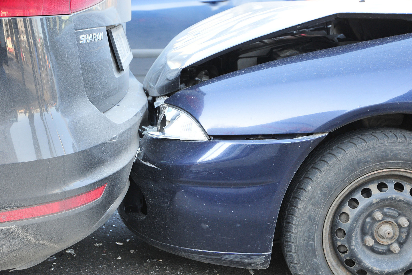 Į tris eilėje sustojusius automobilius atsitrenkė ketvirtasis.