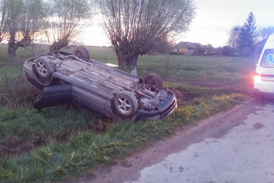 Girti jaunuoliai po avarijos užmigo apsivertusioje mašinoje