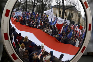 Lenkų opozicija sukilo prieš valstybės institucijų „užgrobimą“