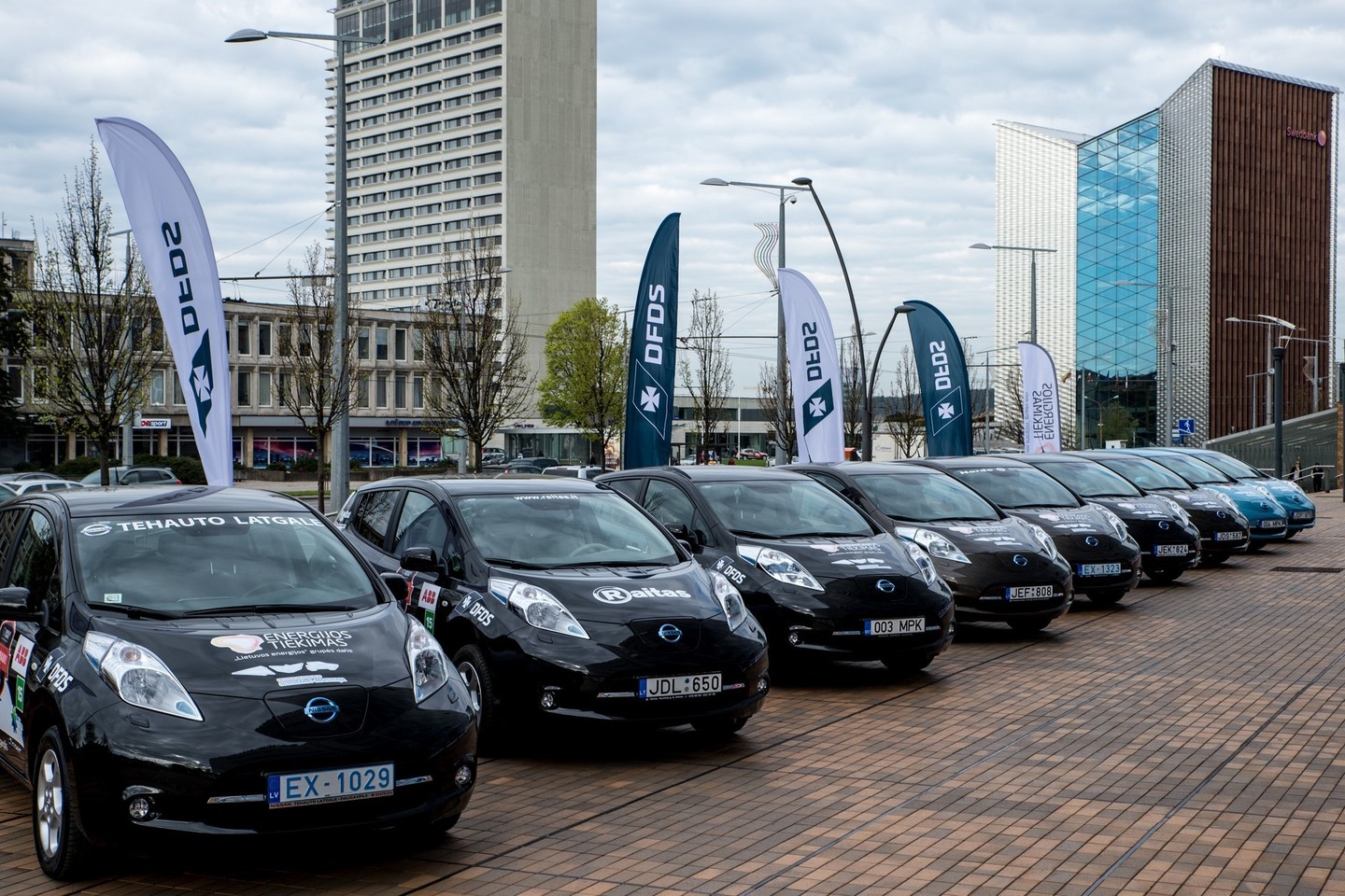 Elektromobilių lenktynių startas šalia Vilniaus miesto savivaldybės.<br>Vlado Ščiavinsko nuotr.
