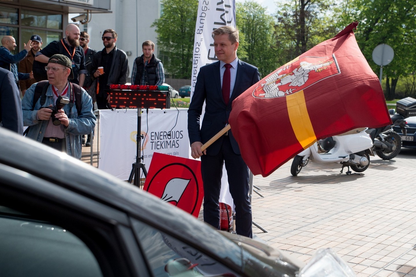 Elektromobilių lenktynių startas šalia Vilniaus miesto savivaldybės.<br>Vlado Ščiavinsko nuotr.