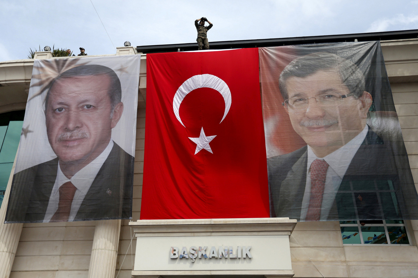 Turkija atmeta Europos Sąjungos (ES) reikalavimą prieš birželį žadamą vizų režimo panaikinimą pakeisti kovos su teroru įstatymus.