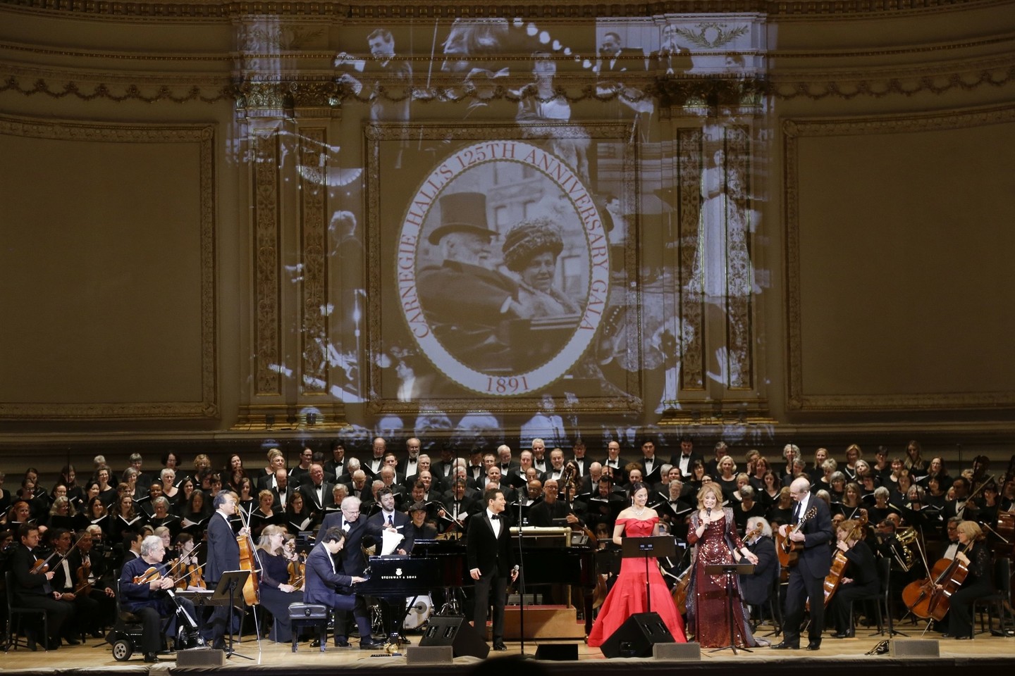 „Carnegie Hall“ 125-ųjų metinių koncerto dalyviai (iš kairės): smuokininkas I.Perlmanas, violončelininkas Yo-Yo Ma, pianistai Lang Langas, E.Axas, dainininkai M.Feinsteinas, I.Leonard, R.Fleming, J.Tayloras.<br>AP nuotr.