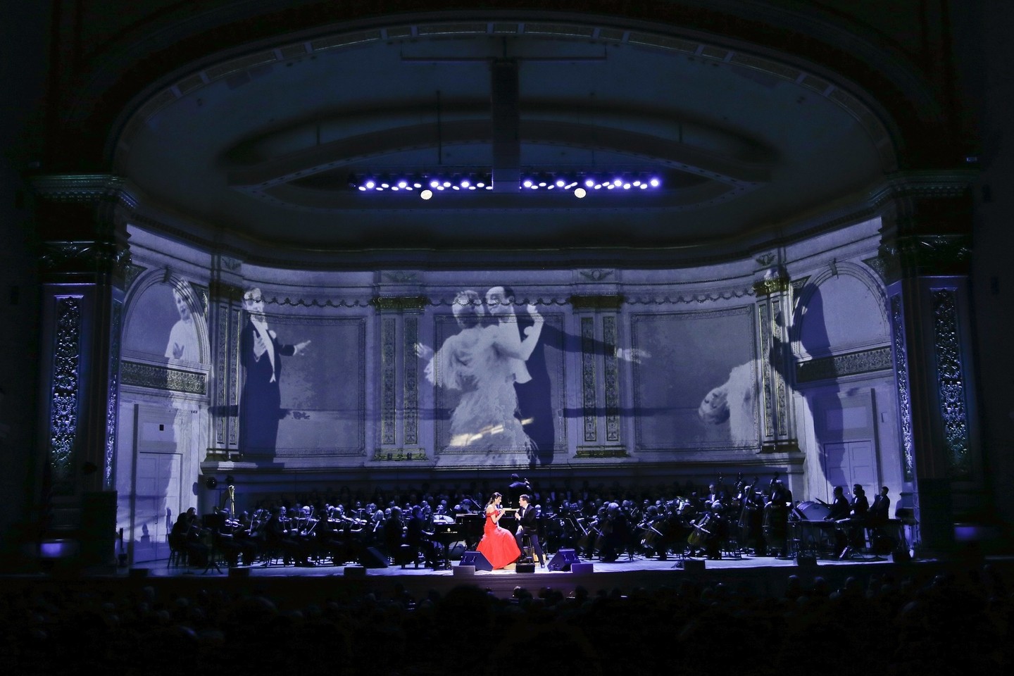 I.Leonard ir M.Feinsteino duetas per „Carnegie Hall“ 125-ųjų metinių koncertą.<br>AP nuotr.