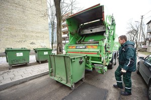 Šiukšlininkai ėmė galąsti ginklus