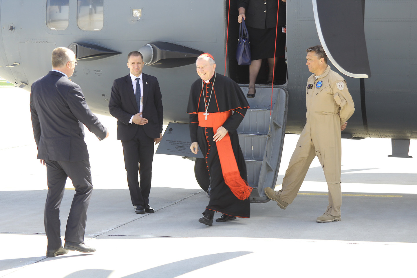 Vatikano valstybės sekretorius kardinolas P.Parolinas viešnagę Šiauliuose pradėjo nuo apsilankymo karinėje bazėje.<br>R.Vitkaus nuotr.