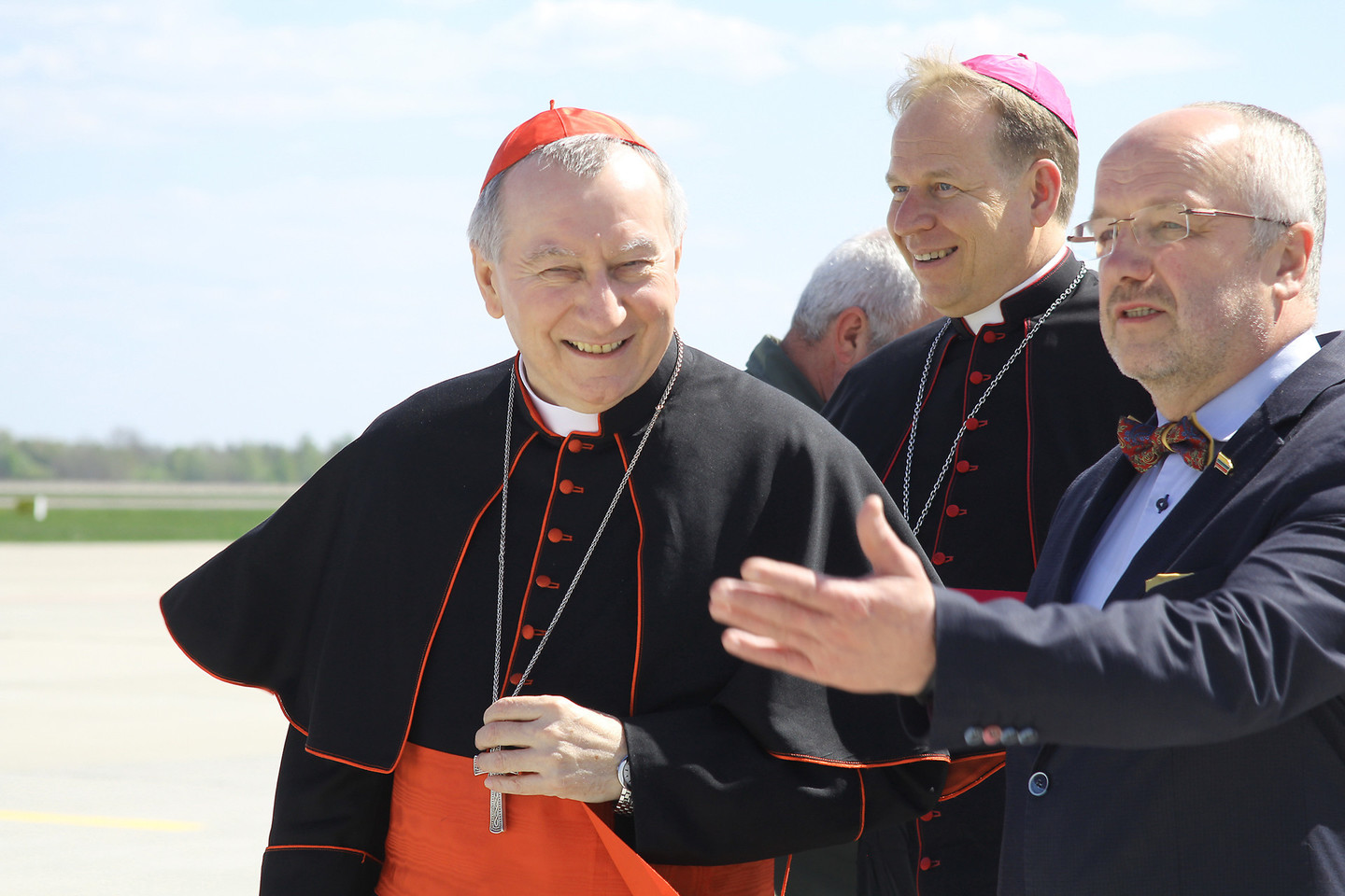 Vatikano valstybės sekretorius kardinolas P.Parolinas viešnagę Šiauliuose pradėjo nuo apsilankymo karinėje bazėje.<br>R.Vitkaus nuotr.
