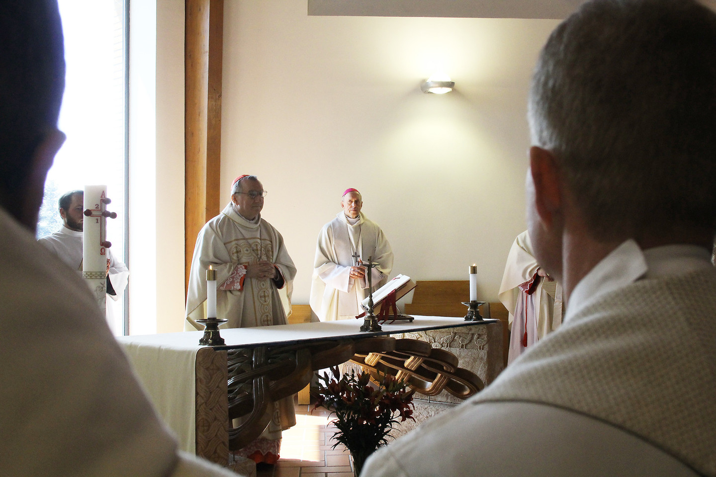 Prie Kryžių kalno esančiame vienuolyne kardinolas P.Parolinas aukojo Šv. Mišias.<br>R.Vitkaus nuotr.