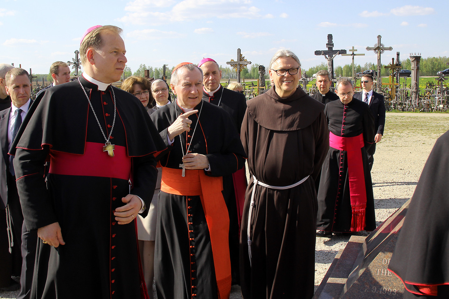 Po Šv. Mišių kardinolas P.Parolinas aplankė Kryžių kalną ir apžiūrėjo popiežius Jono Pauliaus II dovanotą kryžių.<br>R.Vitkaus nuotr.