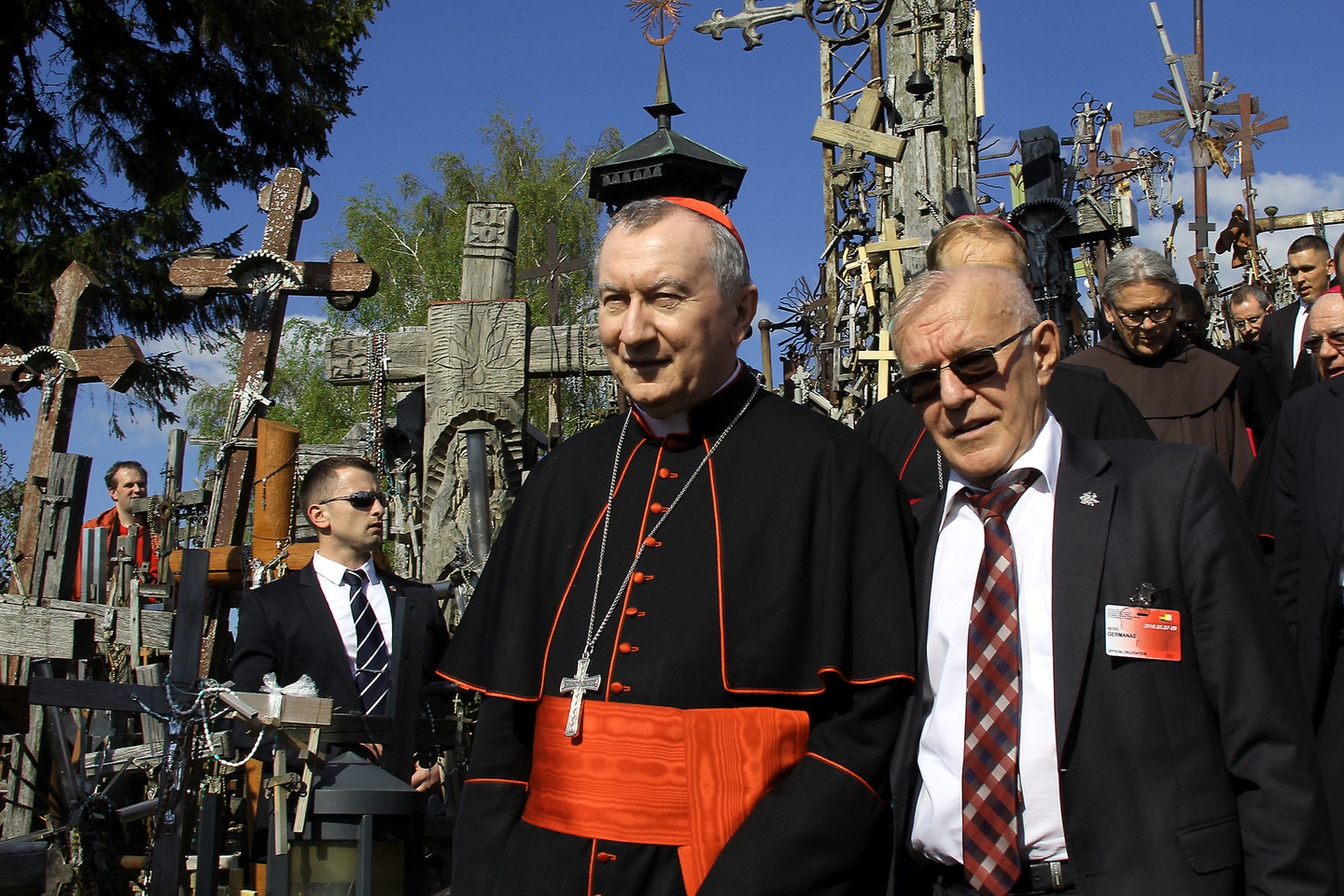 Po Šv. Mišių kardinolas P.Parolinas aplankė Kryžių kalną ir apžiūrėjo popiežius Jono Pauliaus II dovanotą kryžių.<br>R.Vitkaus nuotr.