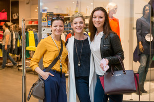 Liucina Rimgailė sukiojosi tarp vestuvinių suknelių