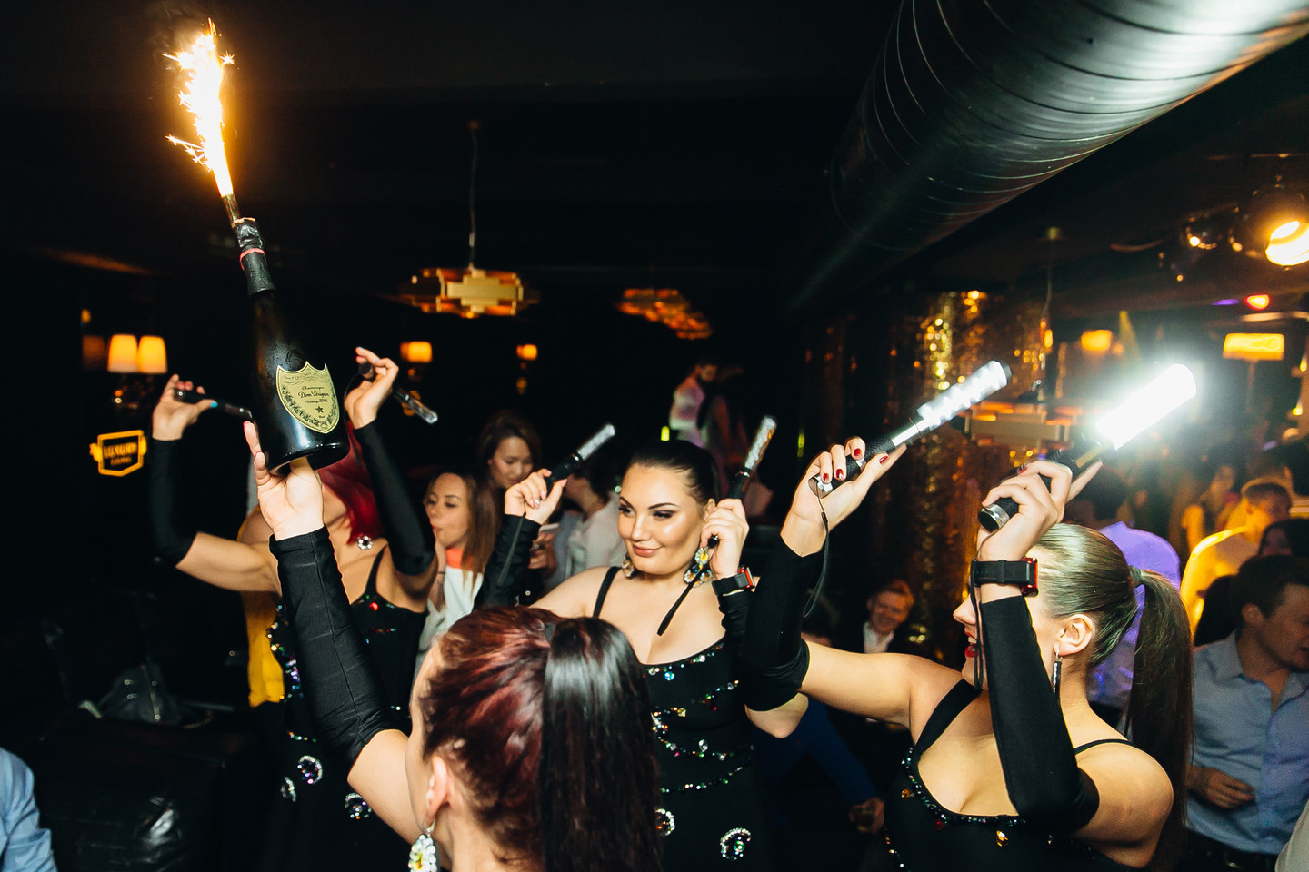Klube netrūkė žavių vyrų ir moterų.<br>T.Šimkaus nuotr.