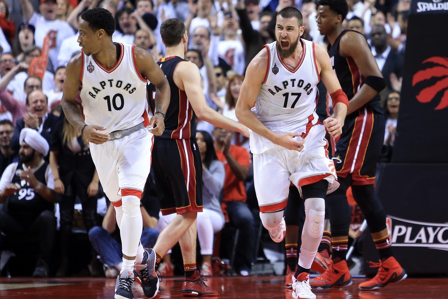 J.Valančiūnas atkrintamosiose varžyvose gelbsti „Toronto Raptors“.<br>AFP/Scanpix nuotr.
