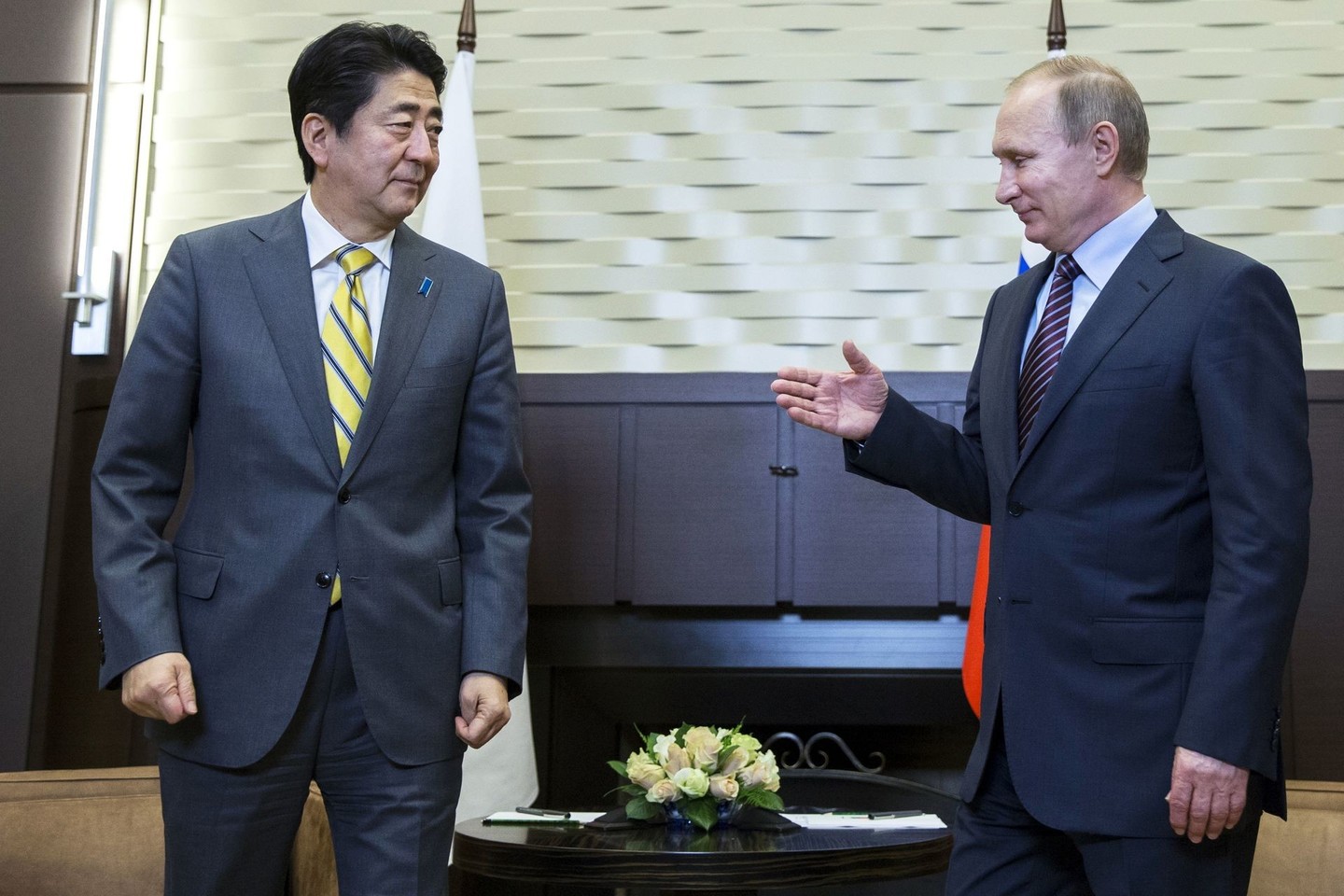 Sh.Abe susitiko su V.Putinu per retą vieno iš Didžiojo septyneto (G-7) vizitą Rusijoje.