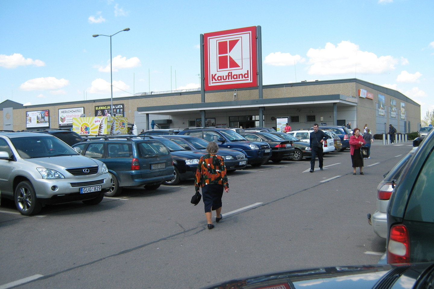 Į Lenkijos prekybos centrus atvyksta vis daugiau lietuvių. Daugelis jų neslepia nesitikintys, jog Lietuvoje pagerės situacija, sumažės kainos.<br>L.Juodzevičienės nuotr.