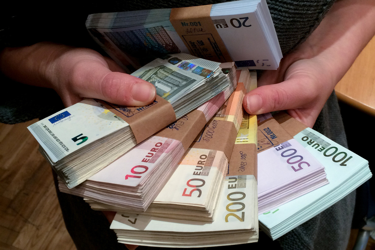 Du trečdaliai apklaustųjų teigia esantys priversti dirbti už minimalų atlyginimą – 580 eurų per mėnesį, neatskaičiavus mokesčių.
