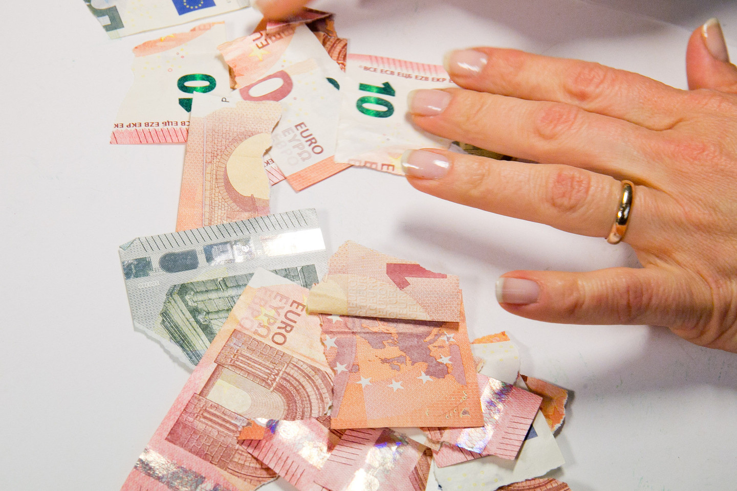 Alytuje ir Druskininkuose policijos pareigūnais prisistatę sukčiai apgavo dvi moteris.