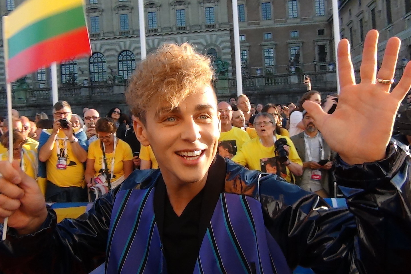 Pro žiūrovų ir skaitytojų akis nepraslydo ir naujasis Lietuvą atstovaujančio dainininko Donato Montvydo įvaizdis.<br>R.Zilnio nuotr.