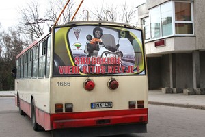 Veidrodėlius primins motociklininkės šypsena troleibuso lange