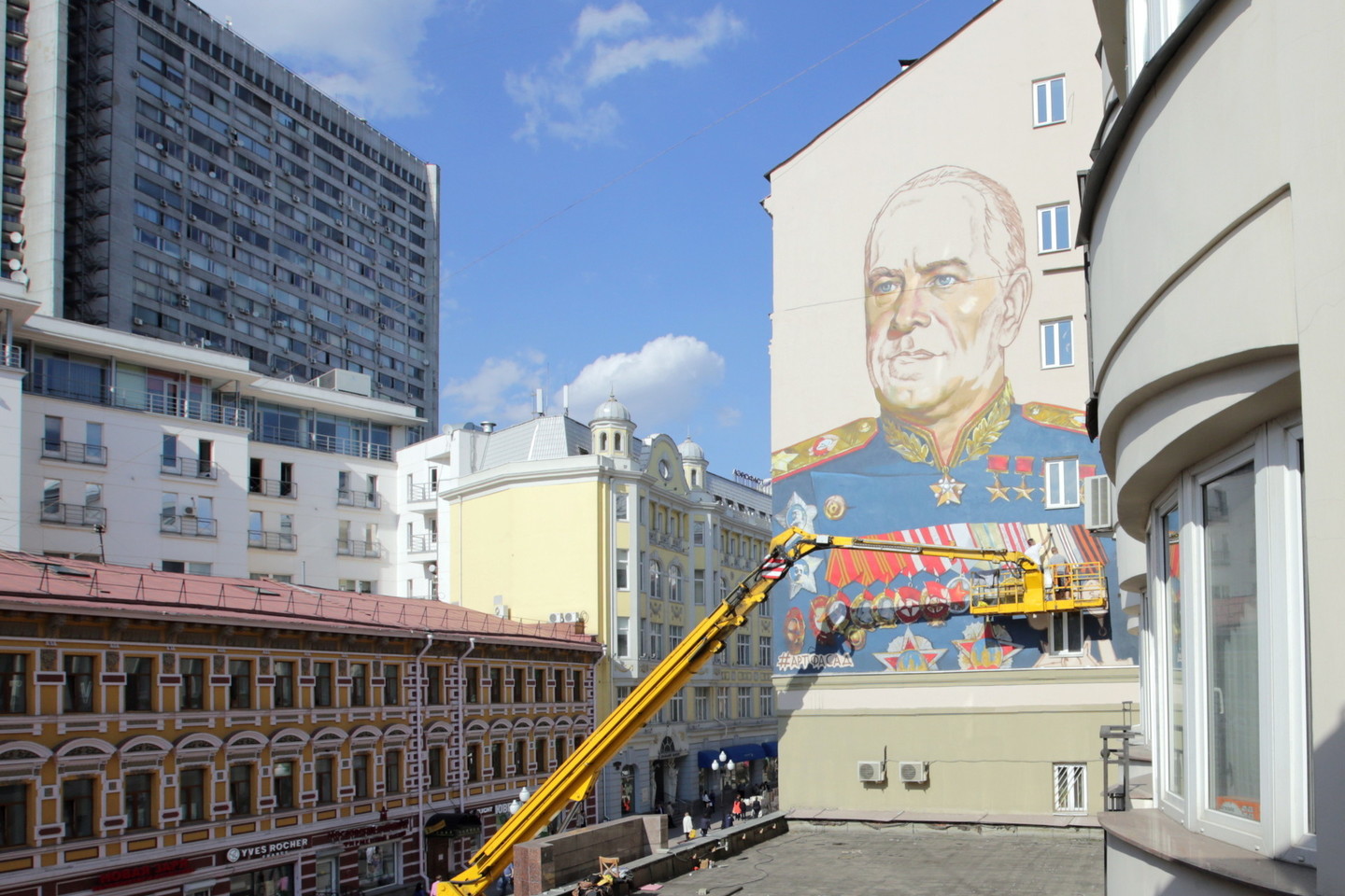 Rusija maršalą G.Žukovą jaunimui pristato moderniai – grafitas ant pastato sienos Maskvos Arbate.<br>ViDA Press nuotr.