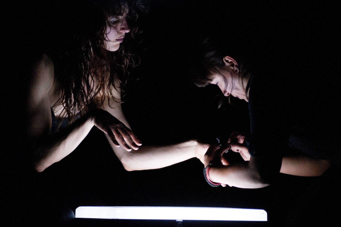 Scena iš Ann Van den Broek spektaklio „The Black Piece“.