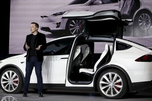 Milžiniška „Tesla“ sėkmė virsta Elono Musko prakeiksmu