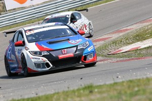 Olandijoje lietuvių „Honda Civic“ grūmėsi su galingais varžovais