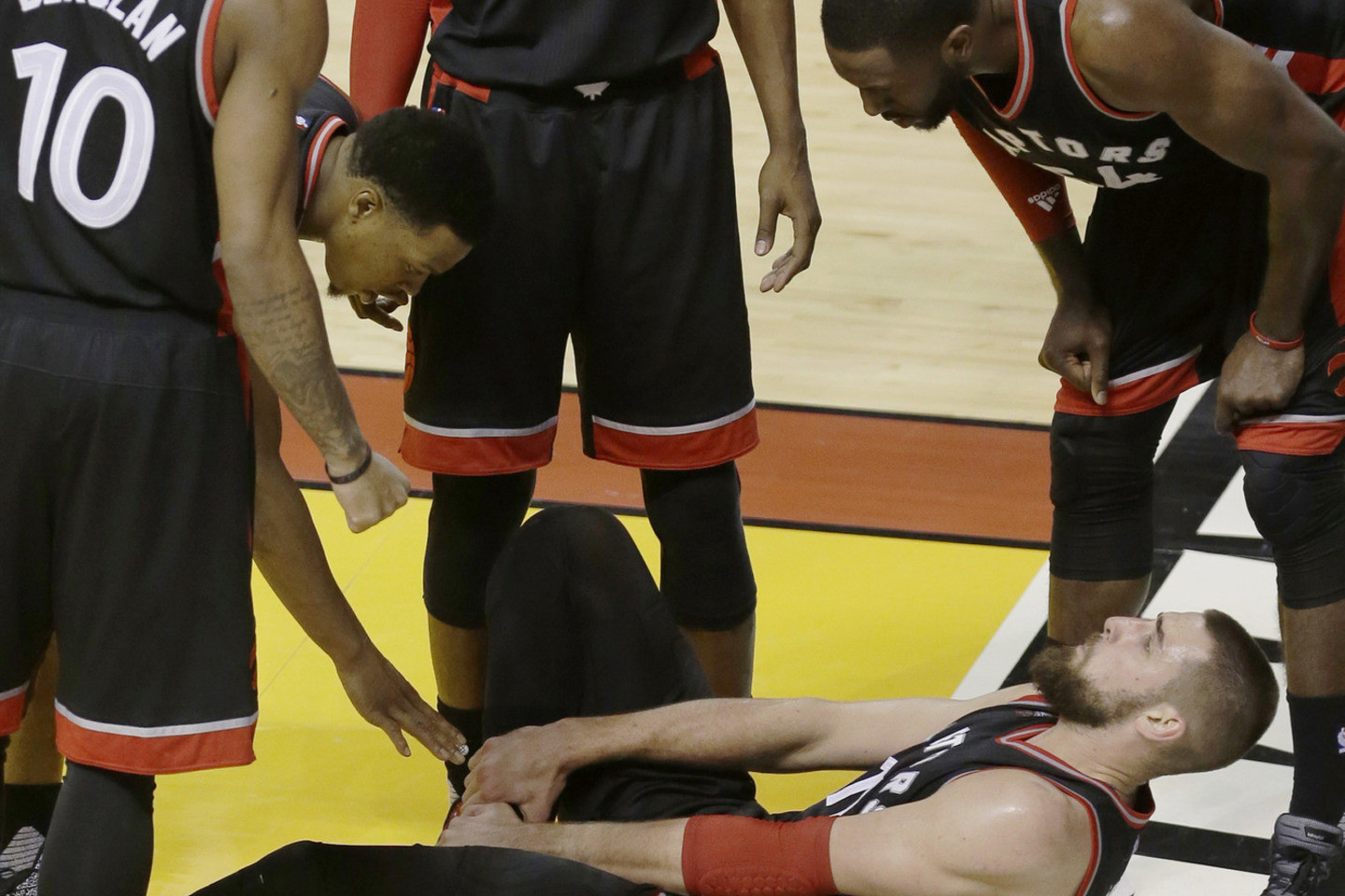 J.Valančiūno čiurnos trauma „Raptors“ ekipai buvo tarsi dūris į paširdžius.<br>AP nuotr.