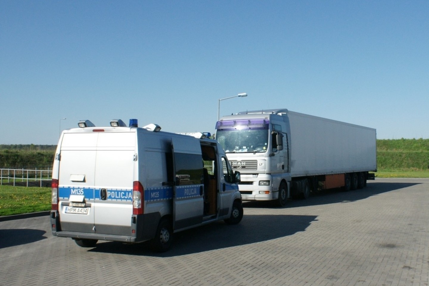 Ginkluotas lietuvis Lenkijoje įkliuvo su vogtais automobiliais.