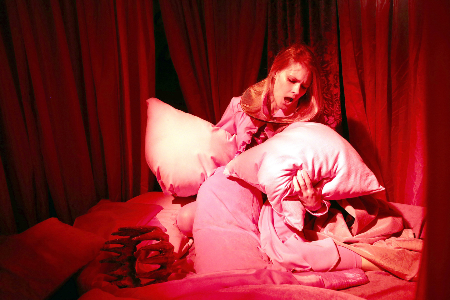 Teatrinio žaidimo „Kodas: HAMLET“ dalyviai klajos po Rusų dramos teatro užkaborius.<br>R.Danisevičiaus nuotr.