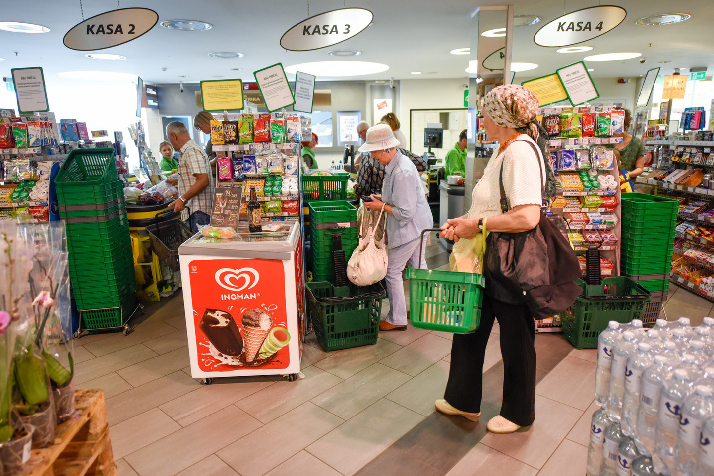 Parduotuvės – apytuštės, o jų atsakas į vartotojų boikotą – didžiulės nuolaidos.<br>D.Umbraso nuotr.