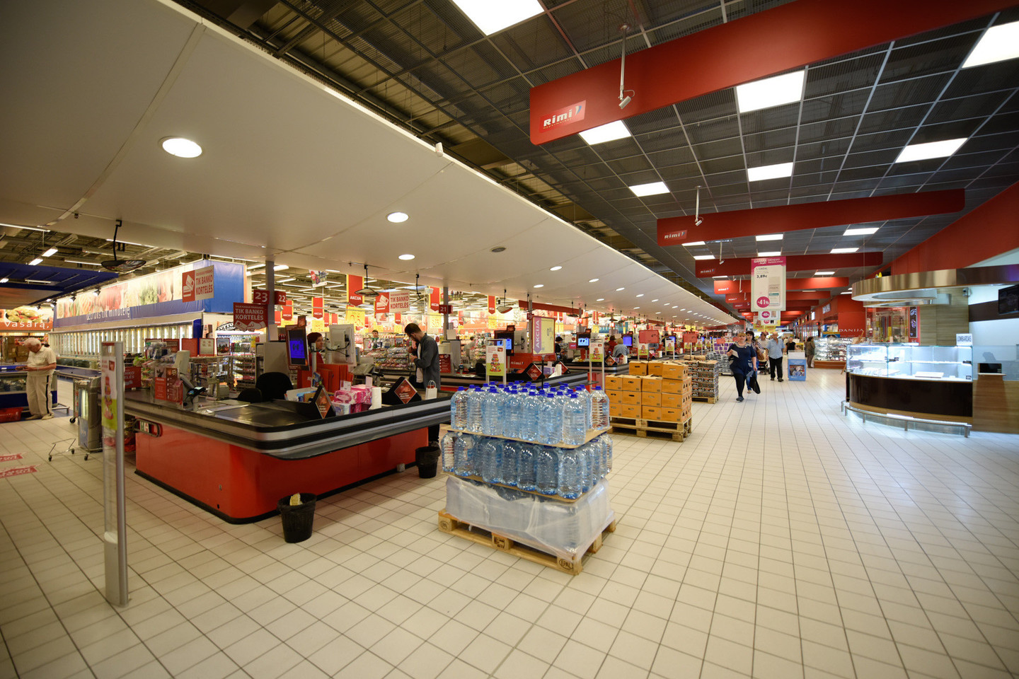 Parduotuvės – apytuštės, o jų atsakas į vartotojų boikotą – didžiulės nuolaidos.<br>D.Umbraso nuotr.