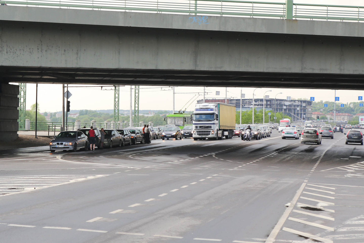 Antradienį vakare Kaune, po Čiurlionio tiltu susidūrė šeši automobiliai.