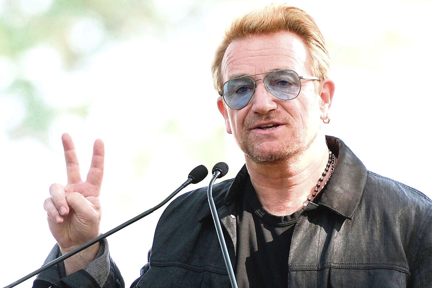 Politiškai aktyvus garsiosios roko grupės „U2“ lyderis Bono užkliuvo Lenkijos premjerės B.Szydlo vyriausybės nariams.<br>AFP/„Reuters“ nuotr.