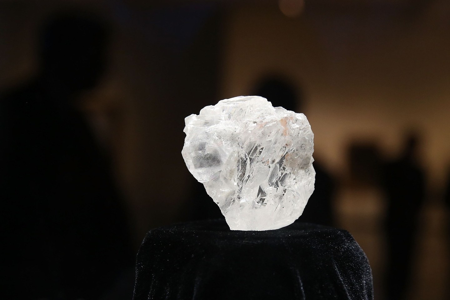 Kanados korporacija „Lucara Diamond“ 813 karatų (162,6 gramo) svorio nešlifuotą deimantą pardavė už 63 mln. JAV dolerių.