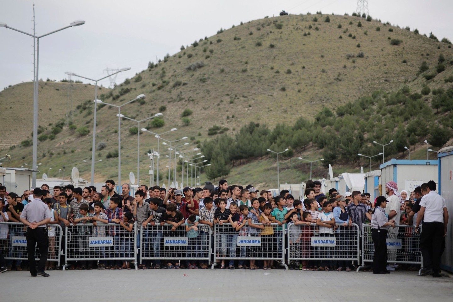 Tarptautinė nevyriausybinė žmogaus teisių organizacija „Human Rights Watch“ pranešė, kad Turkijos sienos apsaugos pareigūnai ir toliau šaudo į Sirijos pabėgėlius, bandančius kirsti sieną į Turkiją. Organizacija ragina šalį tirti smurto ir piktnaudžiavimo atvejus.