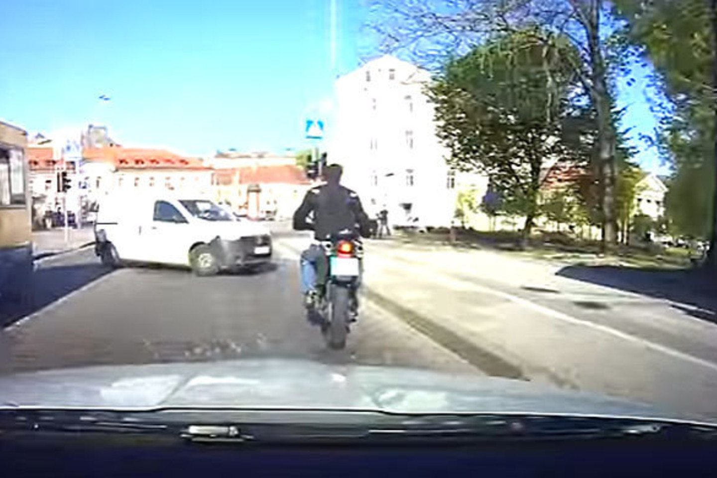 Policija paviešino pašėlusių motociklo gaudynių vaizdo įrašą.