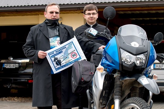 Du klebonai baikeriai: „Motociklas yra Dievo kūrinys“