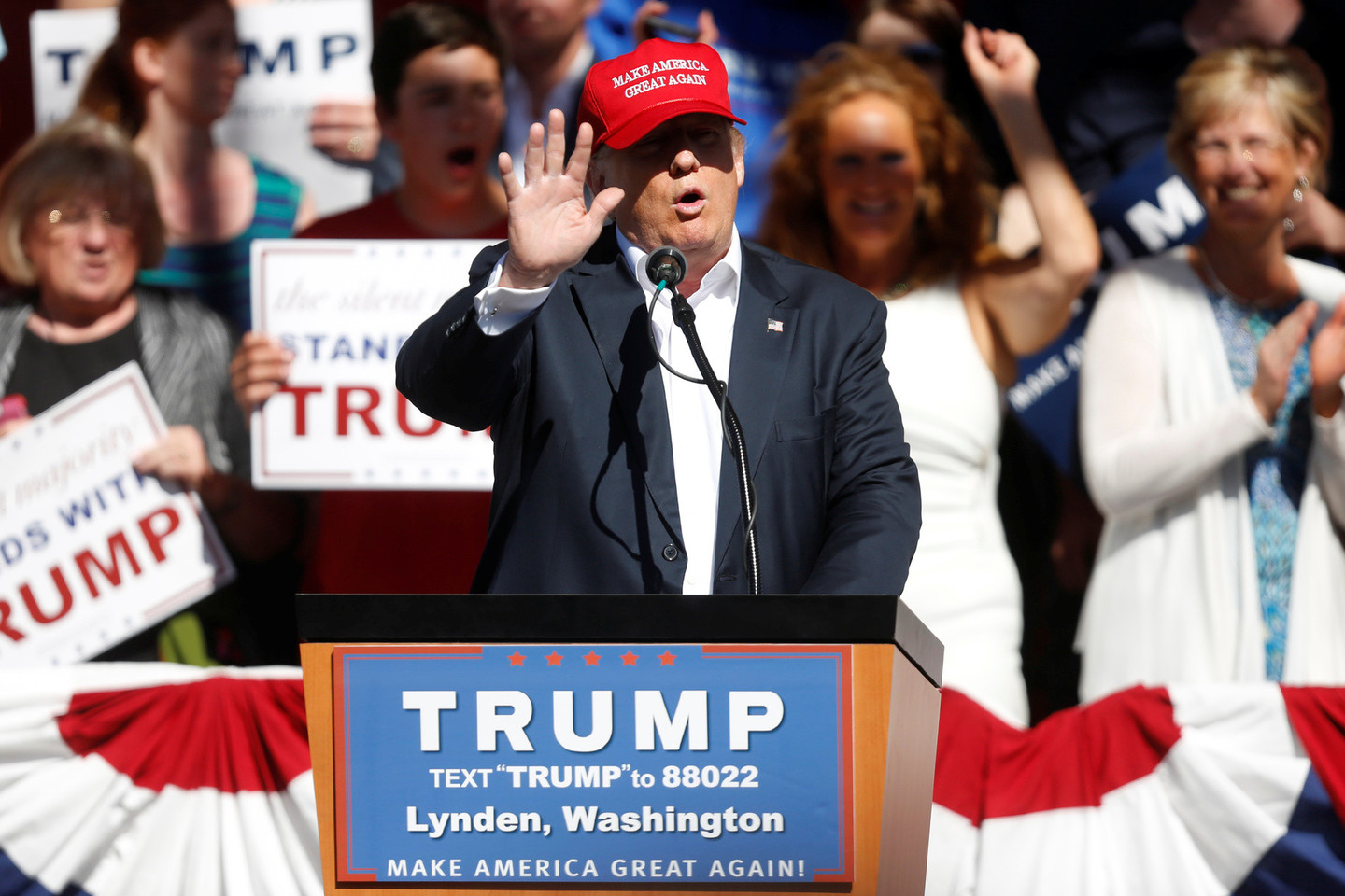 Numanomas Respublikonų partijos kandidatas į JAV prezidentus Donaldas Trumpas antradienį be vargo užsitikrino pergales dar dviejose valstijose, o senatorius Bernie Sandersas nugalėjo savo varžovę demokratę Hillary Clinton Vakarų Virdžinijoje.