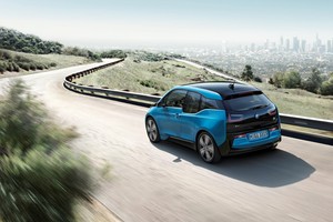 BMW pristatė „i3“ elektromobilį su didesnės talpos baterija