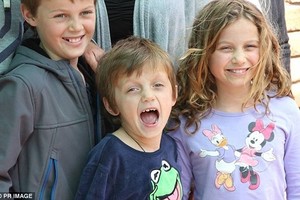 Aviakatastrofoje trijų vaikų netekę australai susilaukė dukros