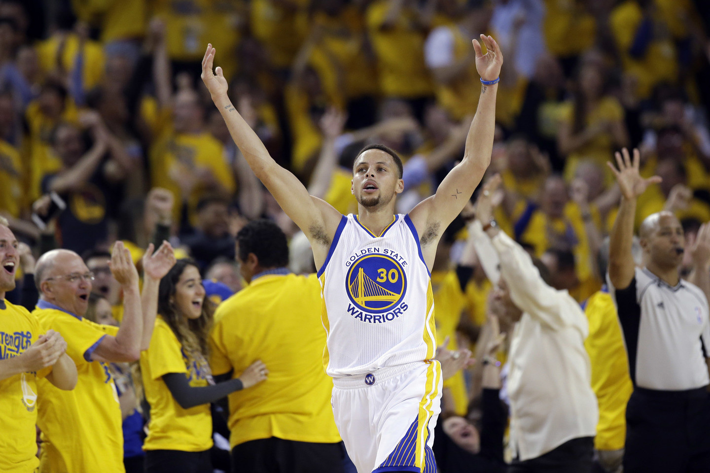 „Warriors“ prasimušė į Vakarų konferencijos finalą, o C.Curry buvo įteiktas naudingiausio NBA reguliaraus sezono žaidėjo prizas.