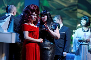 Jaunai solistei penkių kilogramų perukas netrukdo