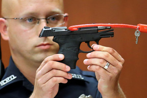 JAV parduodamas pistoletas, iš kurio nušautas juodaodis paauglys