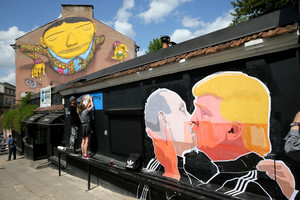 Vilniuje – V. Putino ir D. Trumpo bučinio grafitis