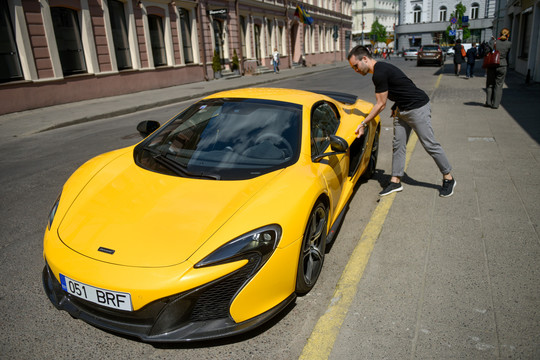 Vilniuje pasirodęs itin brangus automobilis jau spėjo pasižymėti