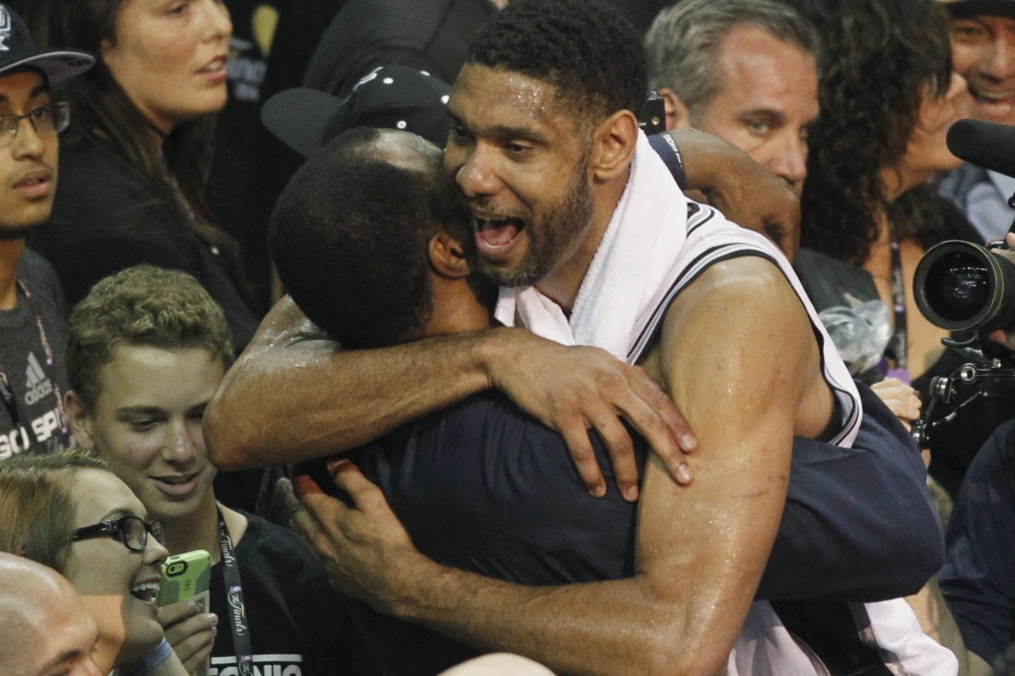 „Spurs“ triumfo NBA akimirka 2014-aisiais. „Bokštai dvyniai“ džiaugiasi laimėjimu: T.Duncanas apkabinos rungtynes stebėjusį M.Robinsoną.